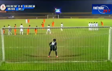 VIDEO: Pha bóng kungfu và siêu phẩm sút xa tại giải U19 QG 2015