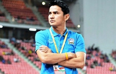 CĐV Việt Nam ấn tượng với hành động của HLV Kiatisuk