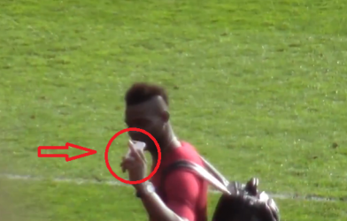 VIDEO: Bị chế giễu Balotelli giơ 'ngón tay thối' khiêu khích CĐV Man United