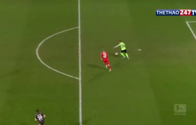 VIDEO: Pha trượt ngã tai hại khi phát bóng của thủ môn giải Đức