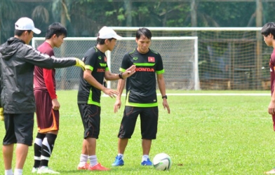 VIDEO: Công Phượng, Mạnh Hùng luyện đá phạt trực tiếp cho U23 Việt Nam