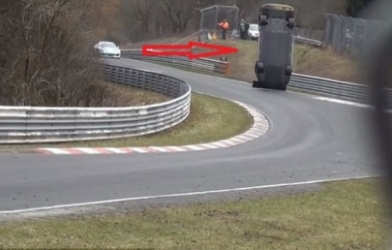 VIDEO: Tai nạn kinh hoàng trên đường đua khiến 1 người thiệt mạng