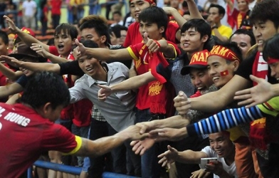 Thầy trò HLV Miura nhận được sự động viên nhiệt tình của CĐV Việt Nam