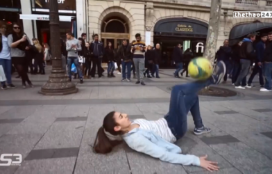 VIDEO: Màn trình diễn bóng đá đường phố đầy hấp dẫn của 1 cô gái