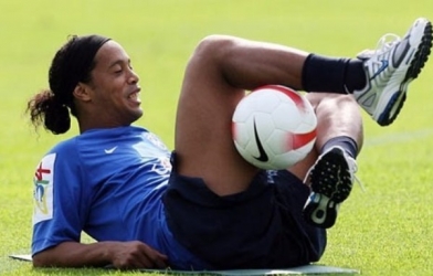 VIDEO: Những màn biểu diễn tâng bóng xem là mê của Ronaldinho