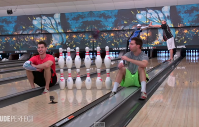VIDEO: Những cú ném bowling chính xác đến khó tin