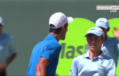VIDEO: Hành động không đẹp của Djokovic với cậu bé nhặt bóng