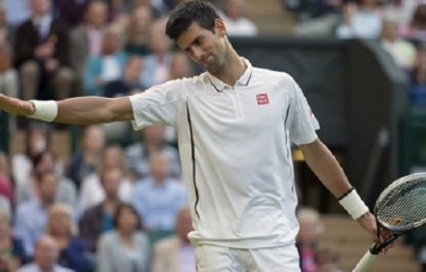 Djokovic nói xin lỗi sau khi khiến cậu bé nhặt bóng sợ 'té ghế'