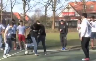 VIDEO: Pha độc diễn ghi bàn trên sân phủi như Ronaldinho