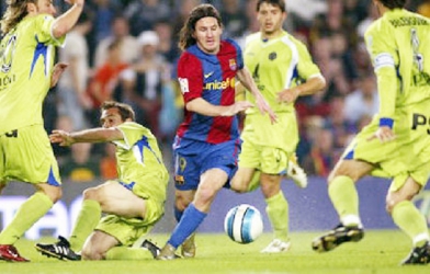 VIDEO: Chỉ có trọng tài mới có thể ngăn cản pha đi bóng của Messi