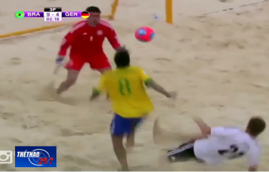 VIDEO: Tình huống tâng bóng ghi bàn từ giữa sân của vũ công Samba