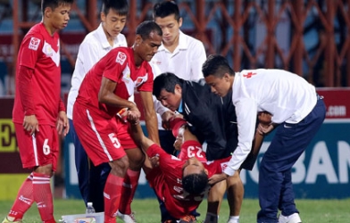 Giải Hạng Nhất QG 2015: Cầu thủ Đắk Lắk ngất xỉu ngay trên sân