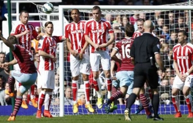 VIDEO: Tốp 5 bàn thắng đẹp vòng 32 giải Ngoại hạng Anh