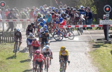 VIDEO: Đùa với tử thần nhiều tay đua cố vượt qua đường sắt tại Paris-Roubaix 2015