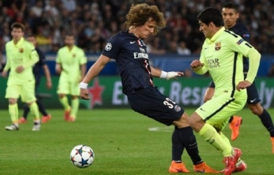 VIDEO: 2 lần David Luiz 'tẽn tò' vì bị Suarez xỏ háng