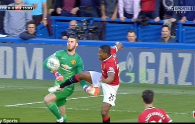 VIDEO: Tình huống De Gea để bóng chạm tay ngoài vòng cấm