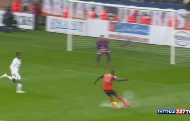 VIDEO: Tình huống hỏng ăn hy hữu vì sân như... mặt ruộng