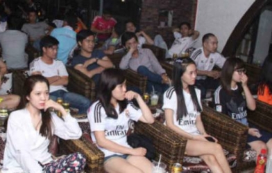 VIDEO: Fan nữ thức trắng đêm cổ vũ cho Real Madrid