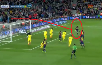 VIDEO: Pha đệm bóng vọt xà đáng tiếc của Suarez