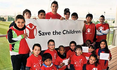 Ronaldo khiến hàng ngàn trái tim nạn nhân động đất Nepal rung động
