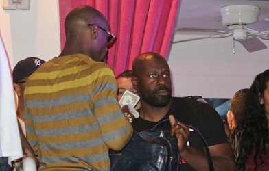 Mayweather phân phát tiền khi đi dự sinh nhật Chris Brown