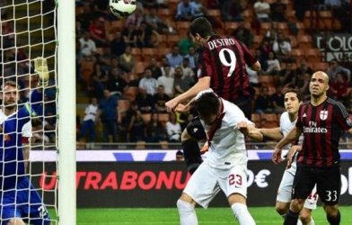 Video clip bàn thắng: AC Milan 2-1 AS Roma (VĐQG Italia 2014/15)