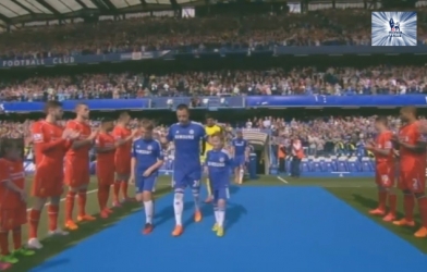 VIDEO: Cầu thủ Liverpool xếp hàng chào đón tân vương Chelsea