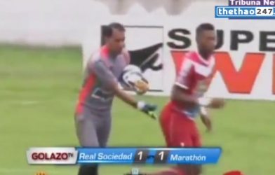 VIDEO: Chết cười thủ môn nhận thẻ đỏ vì tội 'sàm sỡ' đối phương