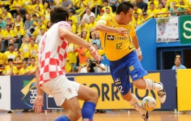 VIDEO: Falcao ghi bàn thắng không tưởng trên sân futsal