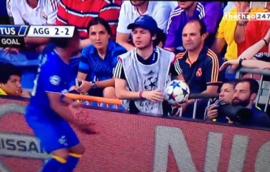 VIDEO: Patrice Evra bị cậu bé nhặt bóng 'chơi khăm'