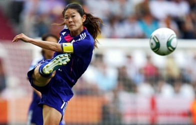 VIDEO: Pha đánh gót thành bàn vô cùng tinh tế của sao nữ Nhật Bản