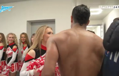 VIDEO: 2 lần Hulk khiến các người đẹp phát cuồng với màn cởi áo khoe cơ bắp