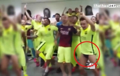 VIDEO: Màn ăn mừng hài hước của Xavi trong phòng thay đồ