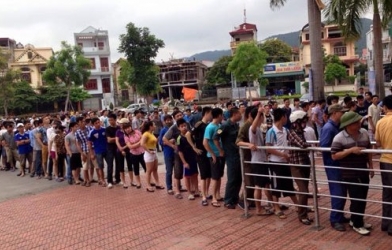 CĐV Quảng Ninh xếp hàng dài mua vé xem U23 Việt Nam đấu Myanmar