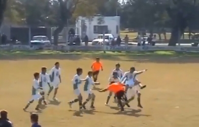 VIDEO: Không phải lúc nào trọng tài cũng là số 1