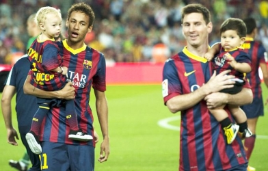 VIDEO: Lần đầu Messi khoe con trai kháu khỉnh trong lễ ăn mừng tại Nou Camp