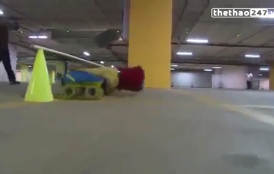 VIDEO: Cậu bé 6 tuổi trượt patin qua gầm 39 chiếc xe ô tô