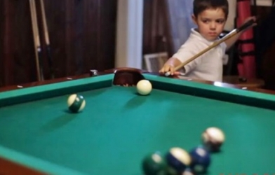 VIDEO: Thần đồng 5 tuổi chơi bi-a siêu đẳng tại Mỹ