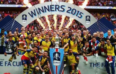 VIDEO: Các cầu thủ Arsenal nhận Cup vô địch FA Cup lần thứ 12