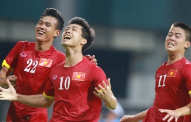 Video SEA Games 28: Công Phượng lập siêu phẩm đá phạt 4-0 cho U23 Việt Nam