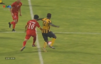 Video SEA Games 28: Tình huống Công Phượng bị đánh nguội bằng cùi chỏ