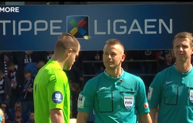 VIDEO: Trọng tài tung đồng xu trúng đầu cầu thủ ở Nauy