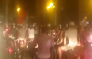 VIDEO: CĐV tại Hà Nội đổ ra đường ăn mừng chiến thắng của đội tuyển U23 Việt Nam