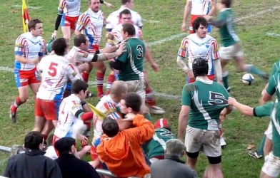 VIDEO: Cầu thủ đánh nhau như trong phim hành động ở một giải đấu tại Nga