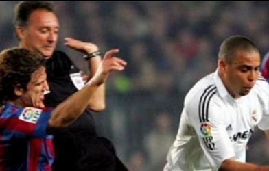 VIDEO: Bị phạt thẻ vàng Ronaldo 'béo' trả thù trọng tài siêu hài hước