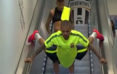 VIDEO: Dani Alves biểu diễn kỹ thuật... đi thang cuốn khi ra sân tập