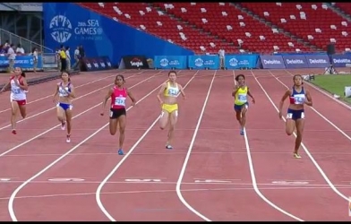 Video SEA Games 28: Vòng loại chạy 200m nữ - Nguyễn Thị Oanh
