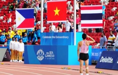 VĐV gây xúc động khi dừng lại chào cờ trong lúc thi đấu