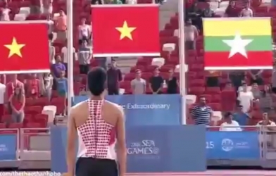 Video SEA Games 28: VĐV Việt Nam dừng thi đấu để chào cờ khi Quốc ca vang lên