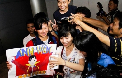 VIDEO: Ánh Viên được chào đón nồng nhiệt ở sân bay Tân Sơn Nhất